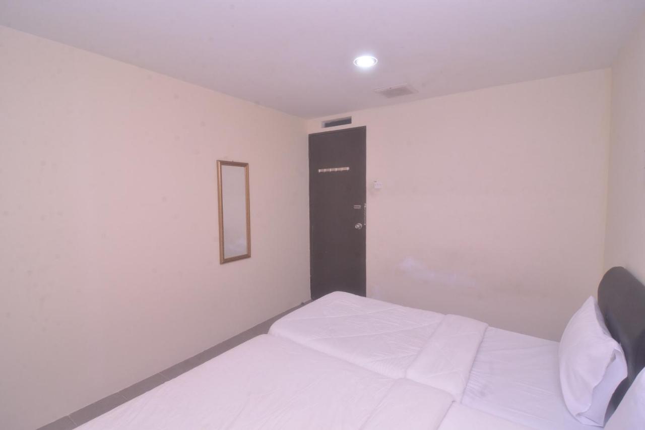 Spot On 89886 Backpacker'S Stay Services Kuching Buitenkant foto