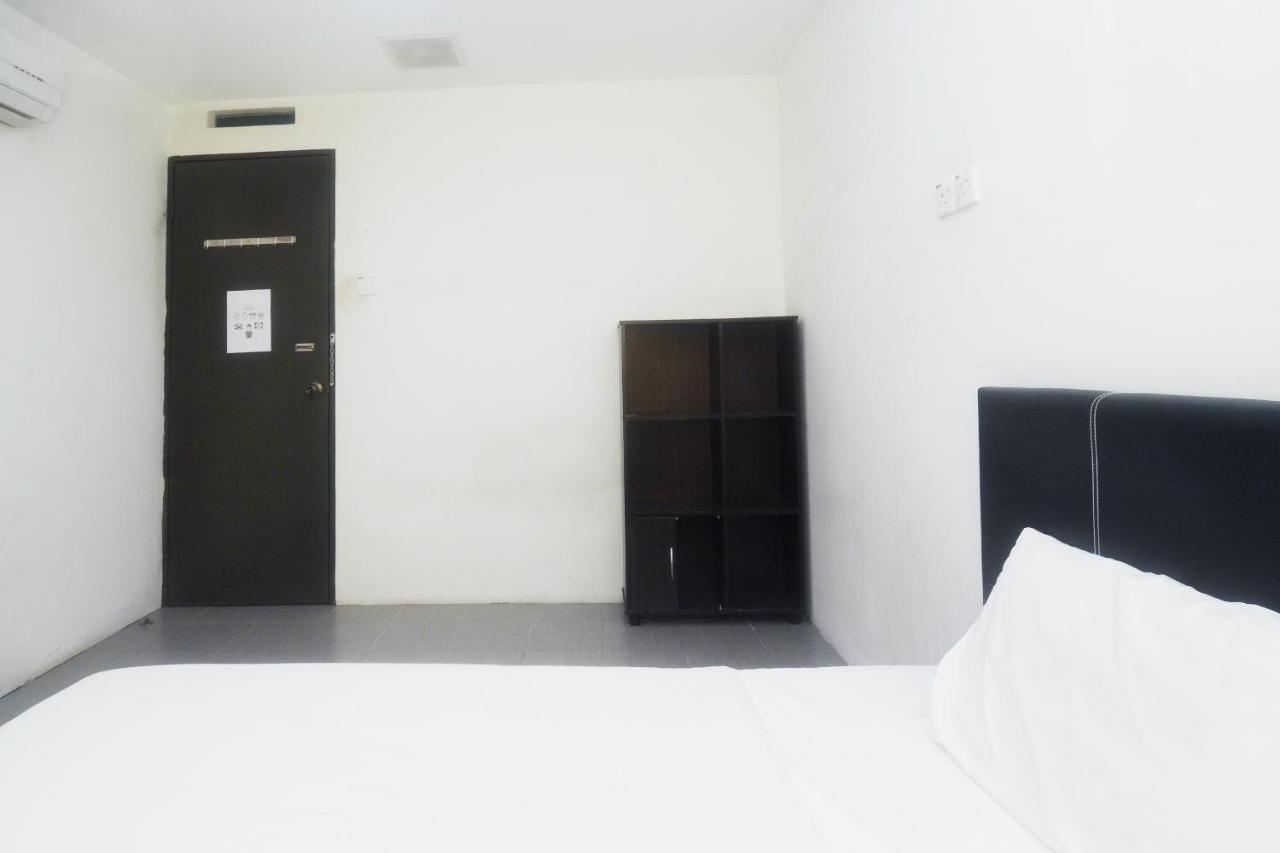 Spot On 89886 Backpacker'S Stay Services Kuching Buitenkant foto