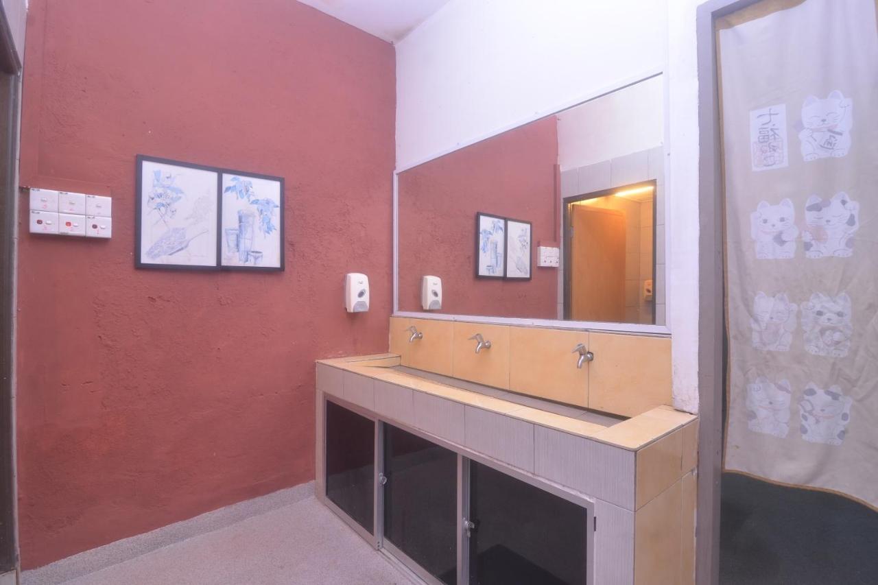 Spot On 89886 Backpacker'S Stay Services Kuching Buitenkant foto